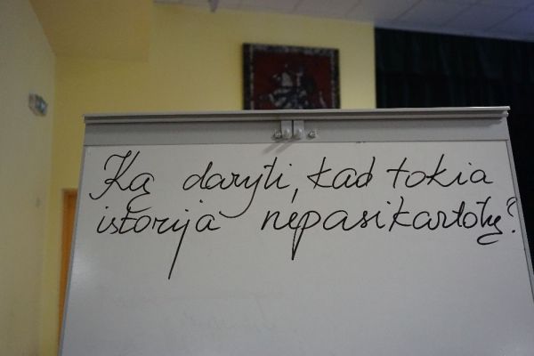 079DF1EE8B-6AF7-D317-ACDD-0E2EA3FE883D.jpg